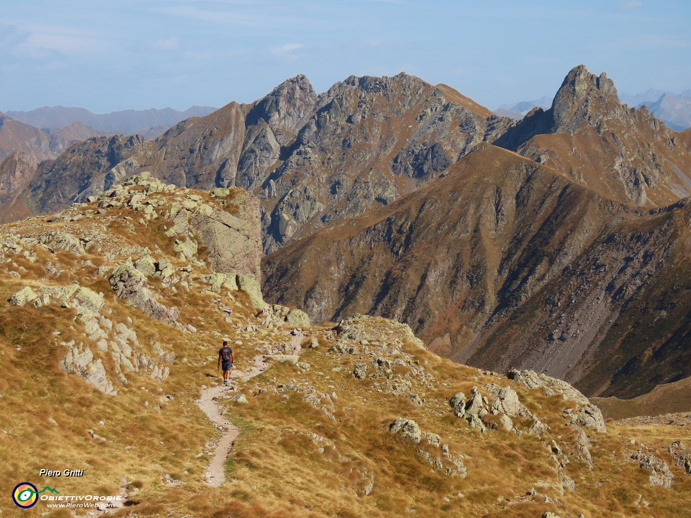 53 Dalla Cima di Val Pianella scendiamo verso il Lago Piazzotti e il Rifugio Benigni.JPG